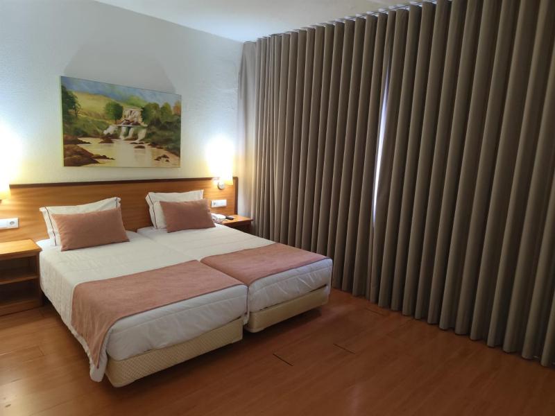 Standard Twin Room image 1