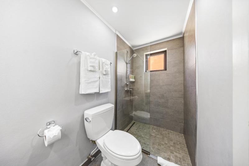 Modern 3BR 1 Min to Beach Pool Prime location - image 12