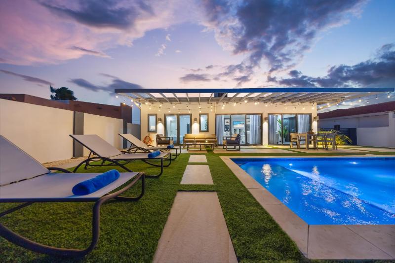 Modern 3BR 1 Min to Beach Pool Prime location - image 11