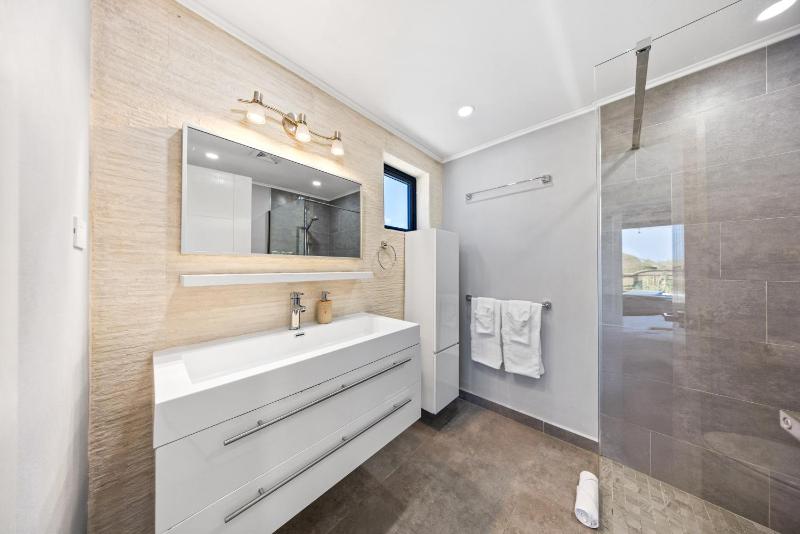 Modern 3BR 1 Min to Beach Pool Prime location - image 6