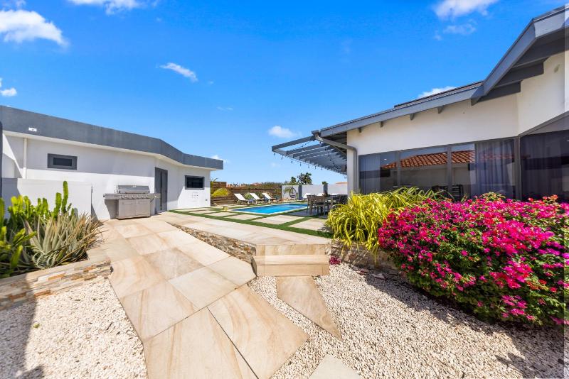 Modern 3BR 1 Min to Beach Pool Prime location - image 8