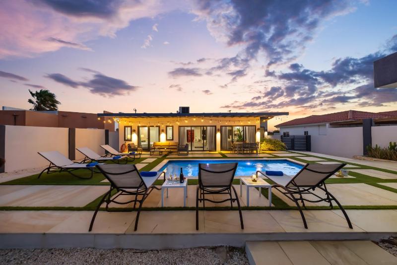 Modern 3BR 1 Min to Beach Pool Prime location - image 9