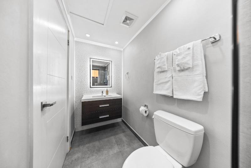 Modern 3BR 1 Min to Beach Pool Prime location - image 3