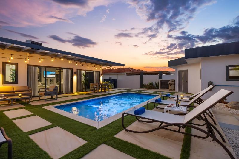 Modern 3BR 1 Min to Beach Pool Prime location - image 14