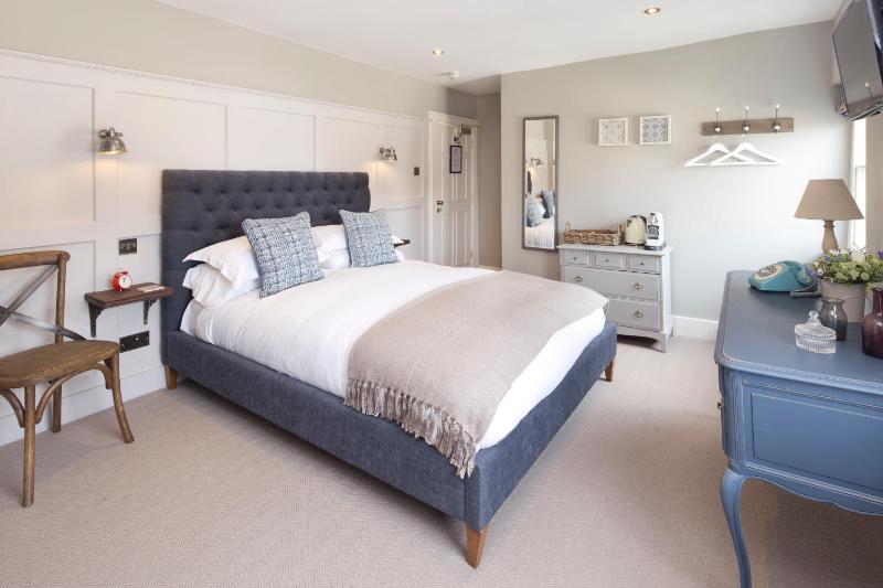 Classic Double Room image 3