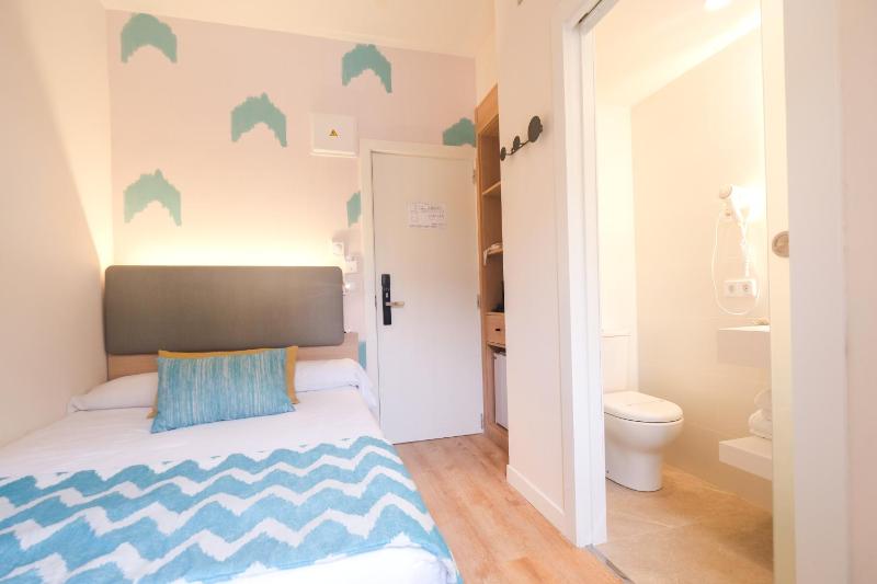 Single Room image 3