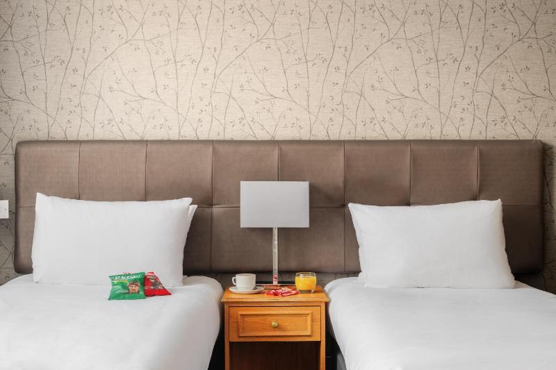 Twin Room image 3