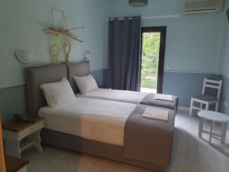 Deluxe Double or Twin Room with Garden View image 4