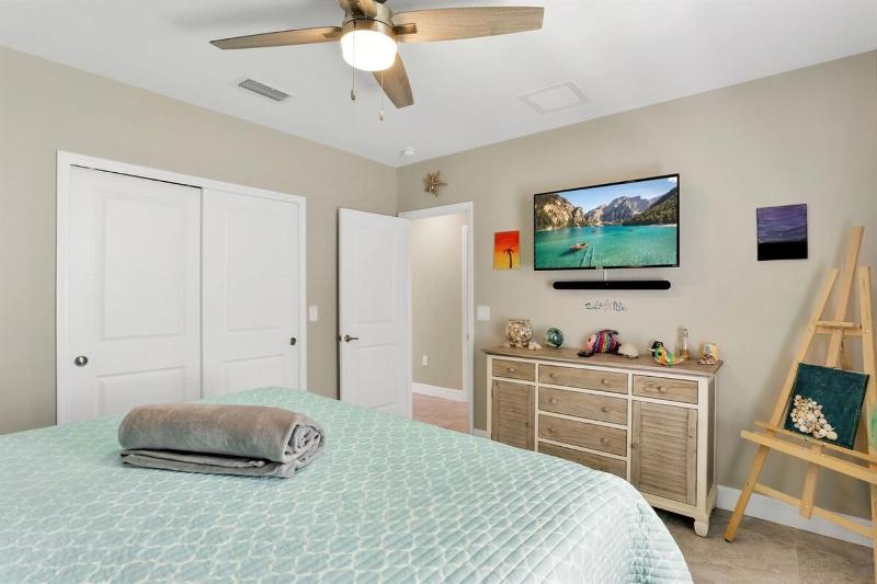 Villa Salty Fins - Beautiful Gulf Access Pool Home - image 16