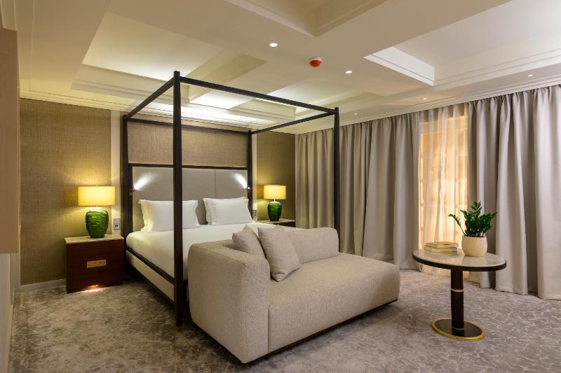 Deluxe Double Room with River View image 3