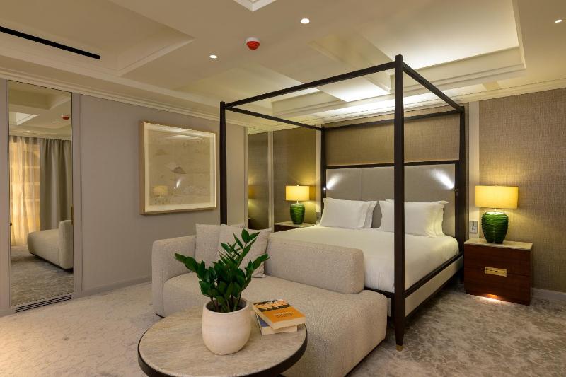 Deluxe Double Room with River View image 1
