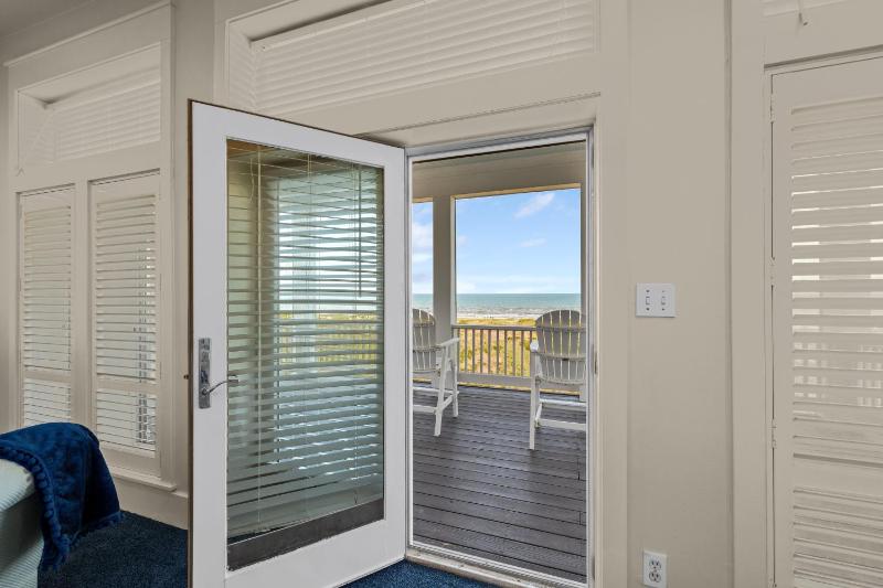 Breakers Home 8346 - image 2