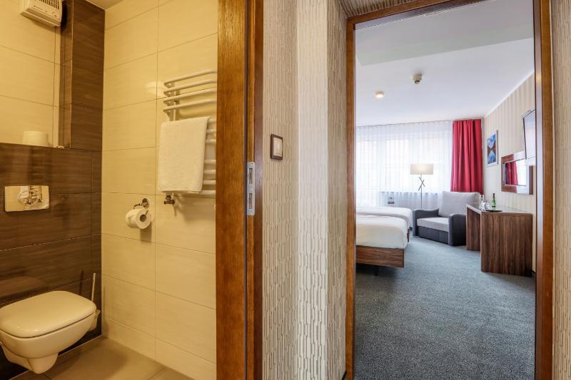 Luxury Quadruple Room image 2