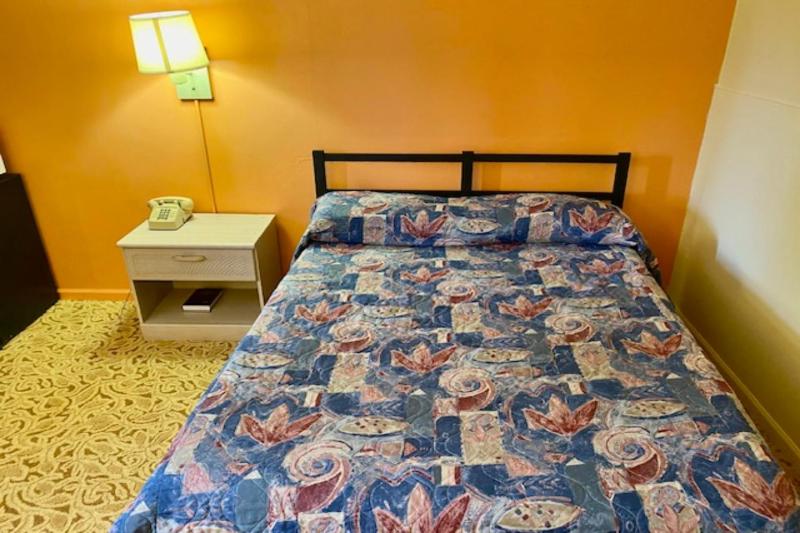 Full Bed Non-Smoking image 3