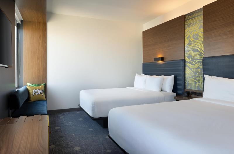 Queen Room with Two Queen Beds - Non-Smoking image 4