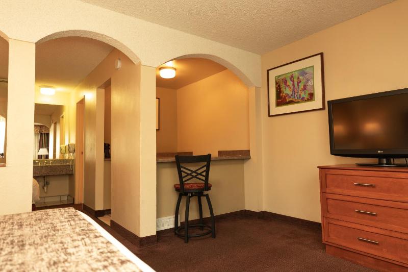 Standard Queen Room with Two Queen Beds - Smoking image 2