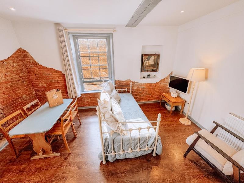 One-Bedroom Apartment - 1 image 3