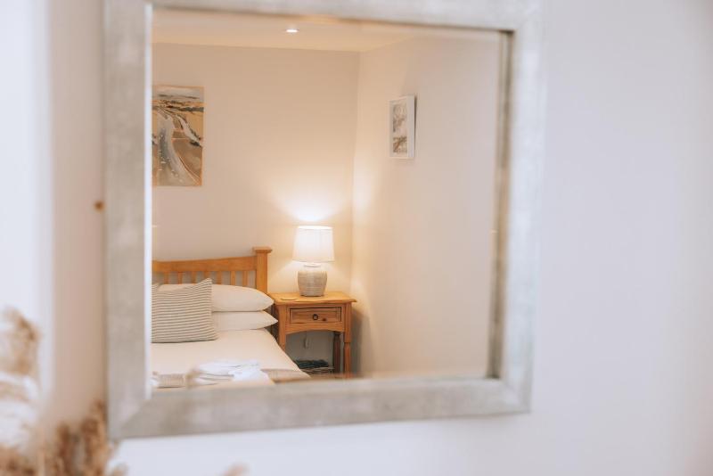 One-Bedroom Apartment - 1 image 4