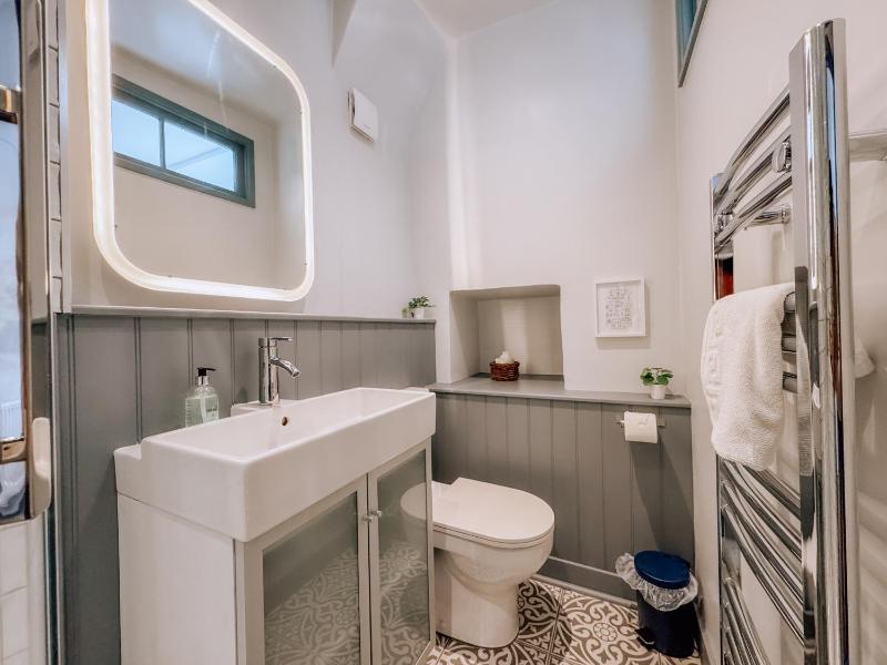 One-Bedroom Apartment - 2 image 4