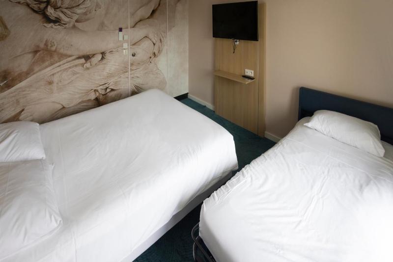 Triple Room with View image 2