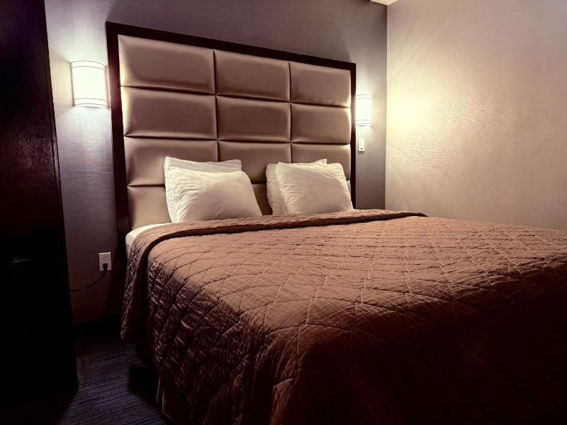 Standard King Room image 4