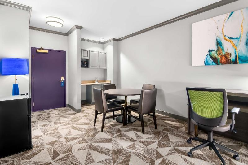 Large King Suite with Sofa Bed - Non-Smoking image 3