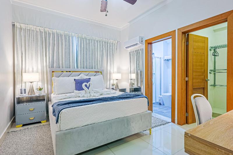 Elegant Centric Apt Near all - image 11