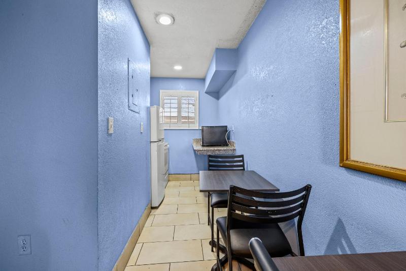 Superior Single Room 1 Queen Bed Non Smoking image 2