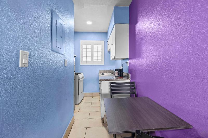 Superior Single Room 1 Queen Bed - Non Smoking image 2