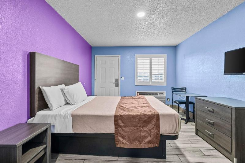Executive King Room 1 Bedroom Smoking image 2
