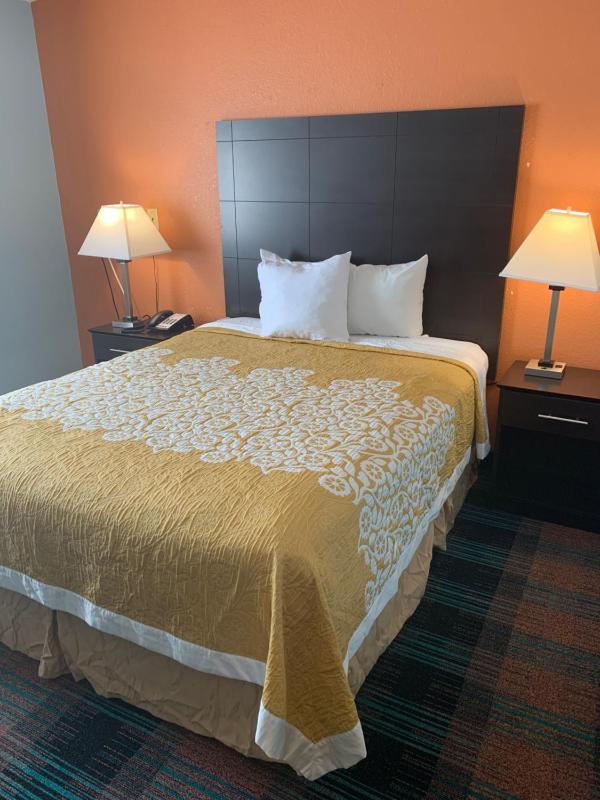 Queen Room - Disability Access image 1