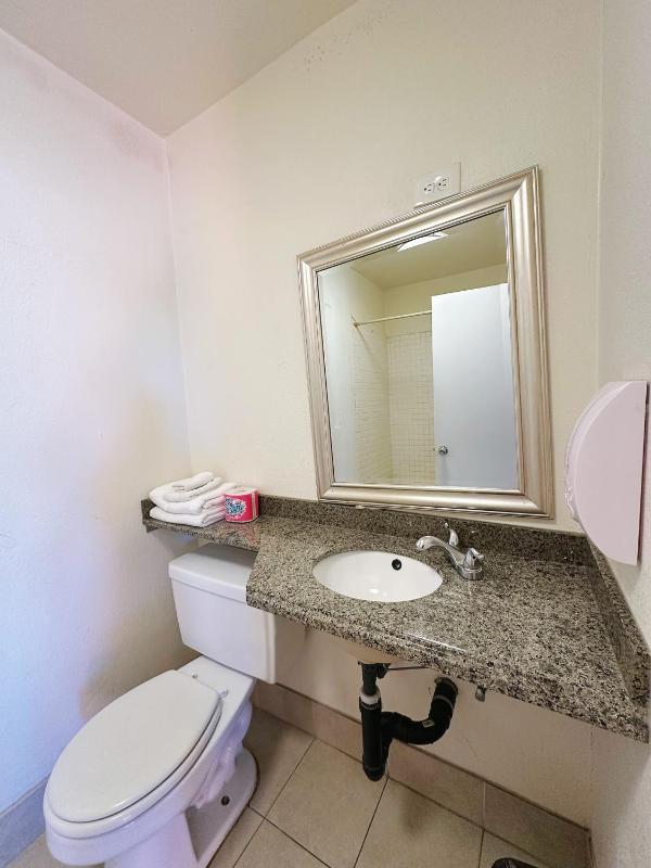 Queen Room image 4