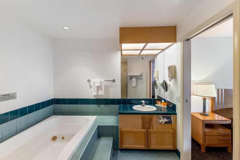Jacuzzi Annex King Room image 4