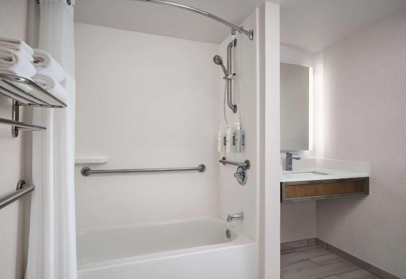 Queen Room with Two Queen Beds - Mobility Access image 2