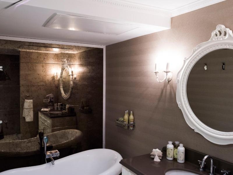 King Room with Spa Bath image 4