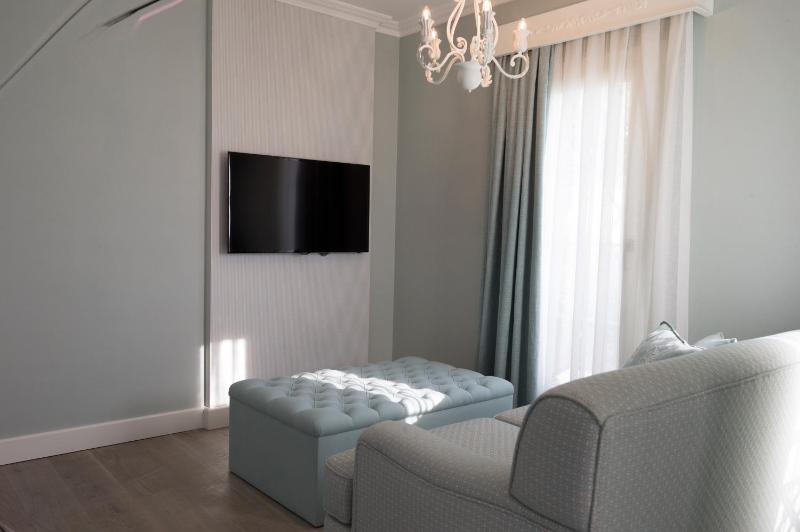 King Room with Spa Bath image 2