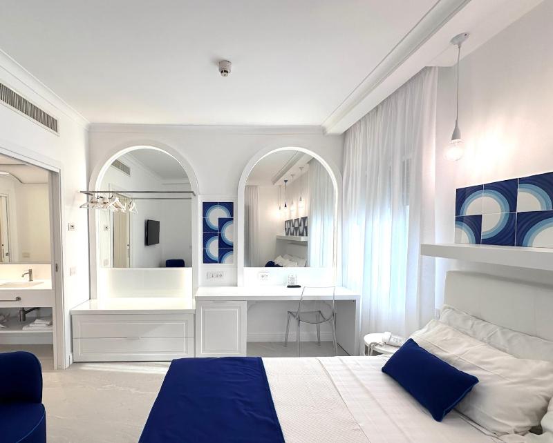 Deluxe Double Room with Balcony image 4
