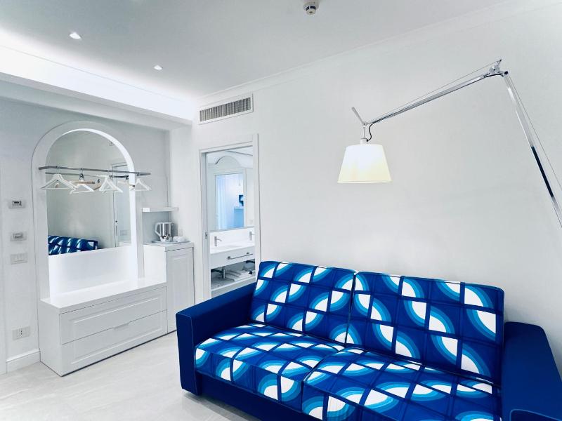 Deluxe Double Room with Balcony image 2