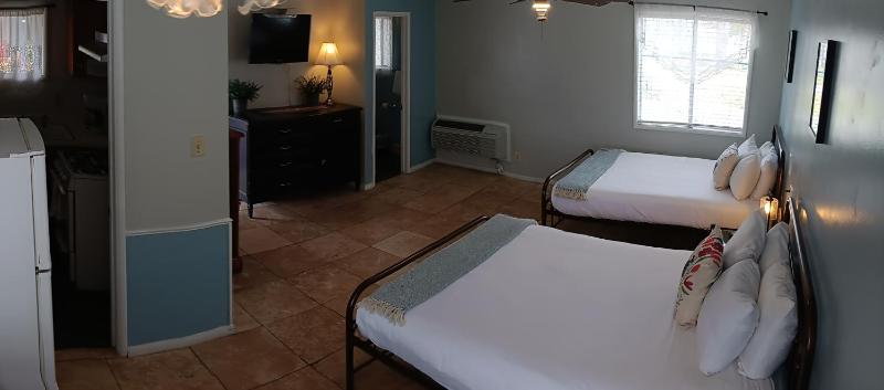 Double Room with Two Double Beds and Kitchen image 3