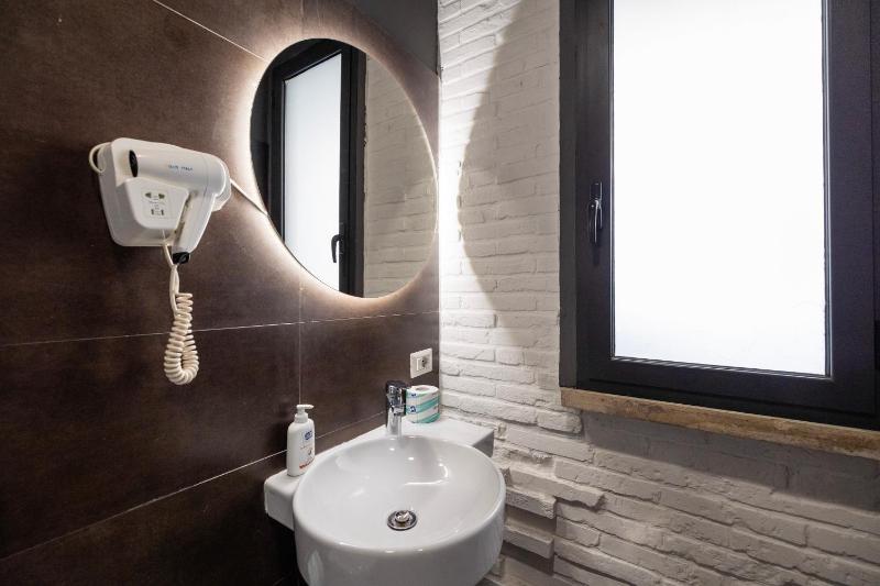 Double or Twin Room with Private Bathroom image 1