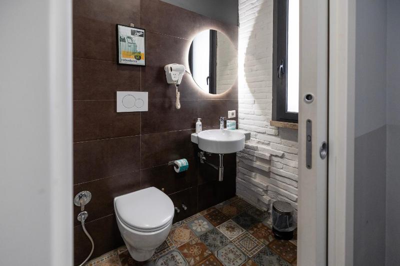 Triple Room with Private Bathroom image 4