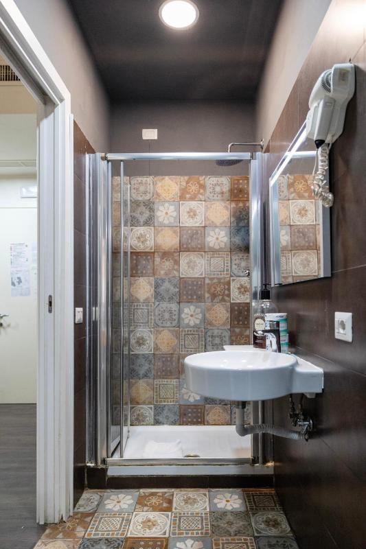 Bed in 4-Bed female Dormitory Room with En Suite Bathroom image 3