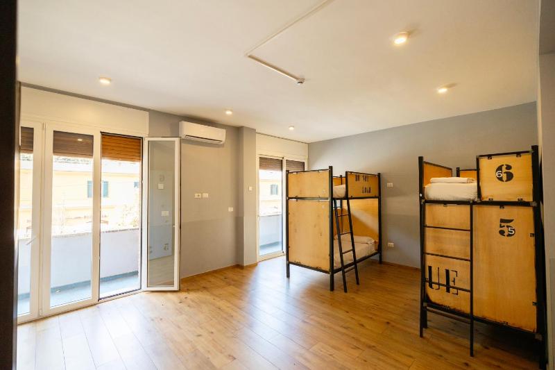 Bed in 6-Bed Mixed Dormitory Room-Double restroom with En suite Bathroom image 3