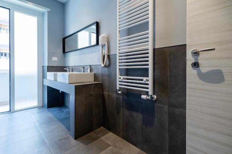 Bed in 6-Bed Mixed Dormitory Room-Double restroom with En suite Bathroom image 2