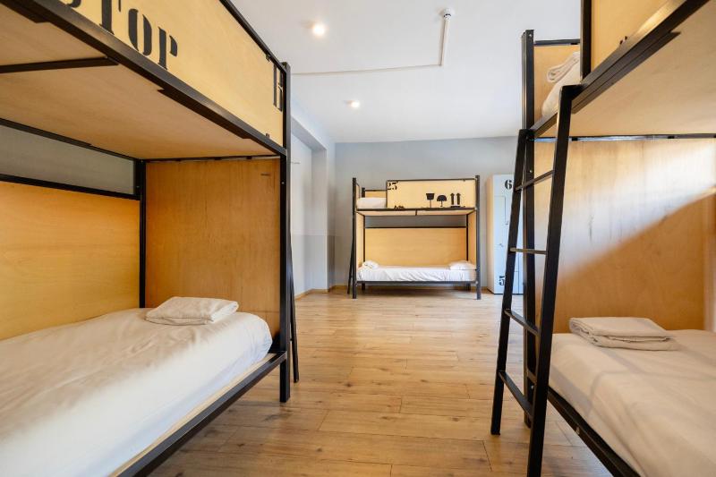 Bed in 6-Bed Mixed Dormitory Room-Double restroom with En suite Bathroom image 4