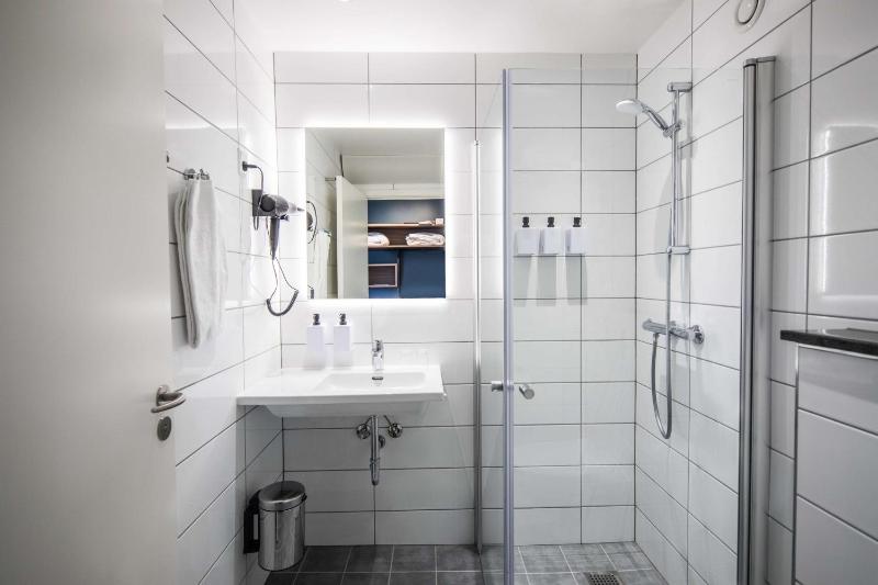 Superior King Room image 4