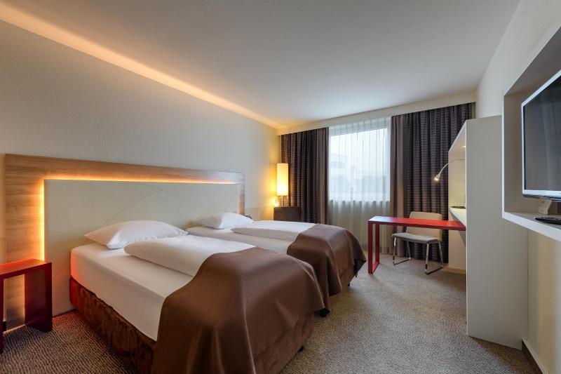 Standard Twin Room image 3