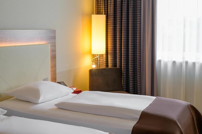 Standard Twin Room image 4