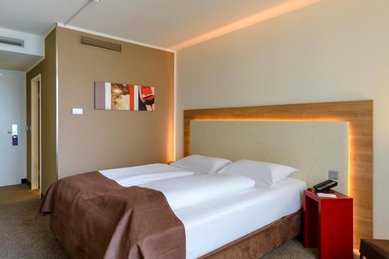Standard Double Room with King Size Bed image 2
