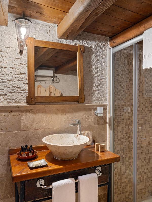 Standard Double Room image 3